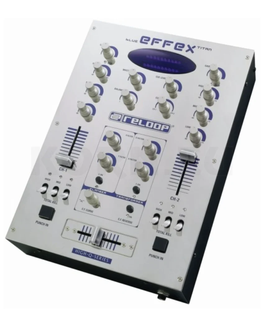 Das Bild zeigt einen silbernen 2-Kanal DJ Mixer mit blauen Akzenten
